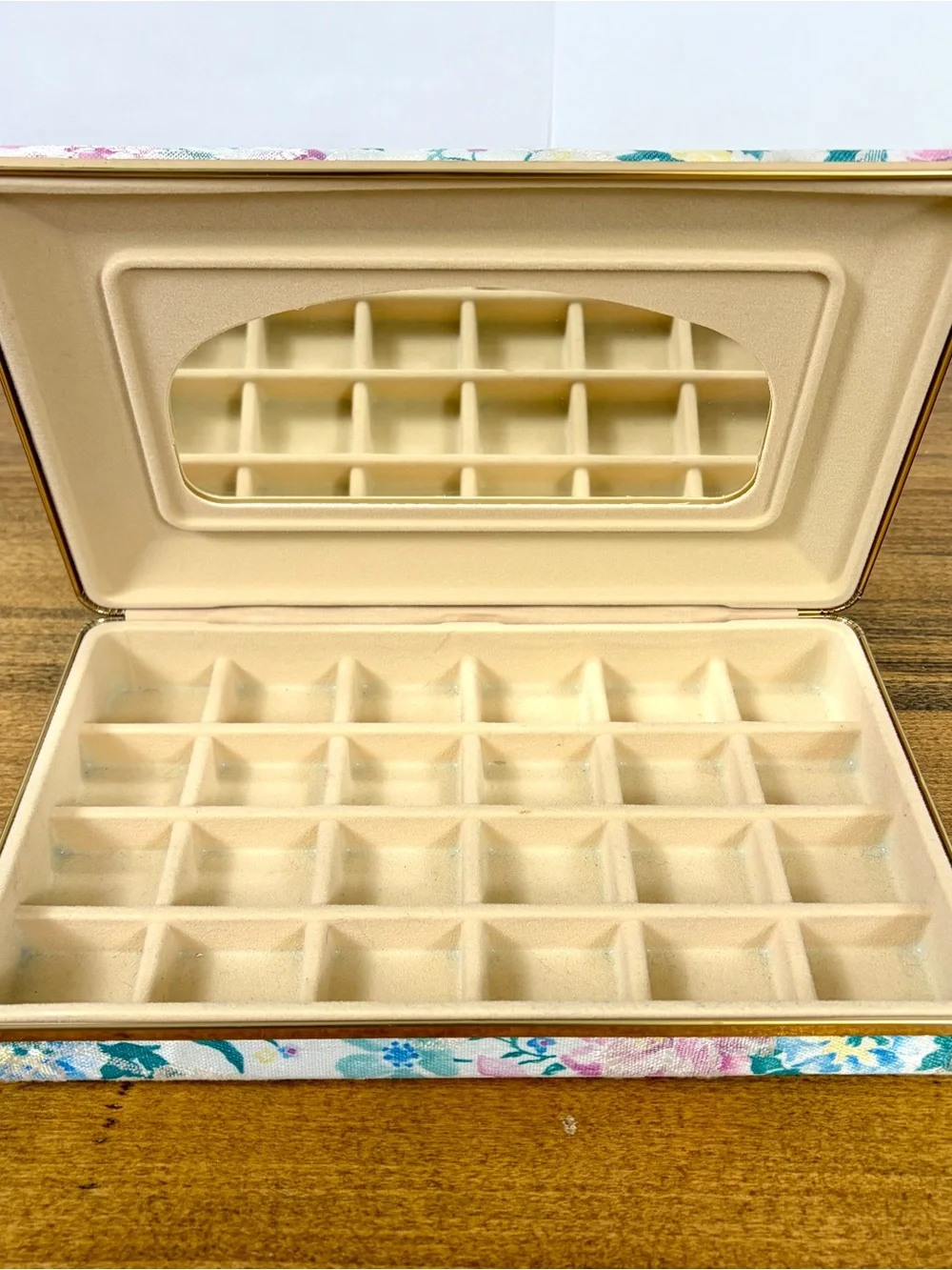 Vintage Clamshell Jewelry Box